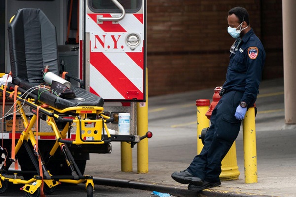 Bên trong New York - tâm dịch Covid-19 lớn nhất nước Mỹ: Thành phố vắng lặng nhưng y bác sĩ và quân đội vẫn tất bật chiến đấu chống dịch bệnh-18