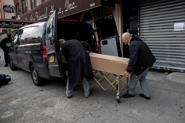 Bên trong New York - tâm dịch Covid-19 lớn nhất nước Mỹ: Thành phố vắng lặng nhưng y bác sĩ và quân đội vẫn tất bật chiến đấu chống dịch bệnh-19