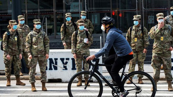 Bên trong New York - tâm dịch Covid-19 lớn nhất nước Mỹ: Thành phố vắng lặng nhưng y bác sĩ và quân đội vẫn tất bật chiến đấu chống dịch bệnh-20