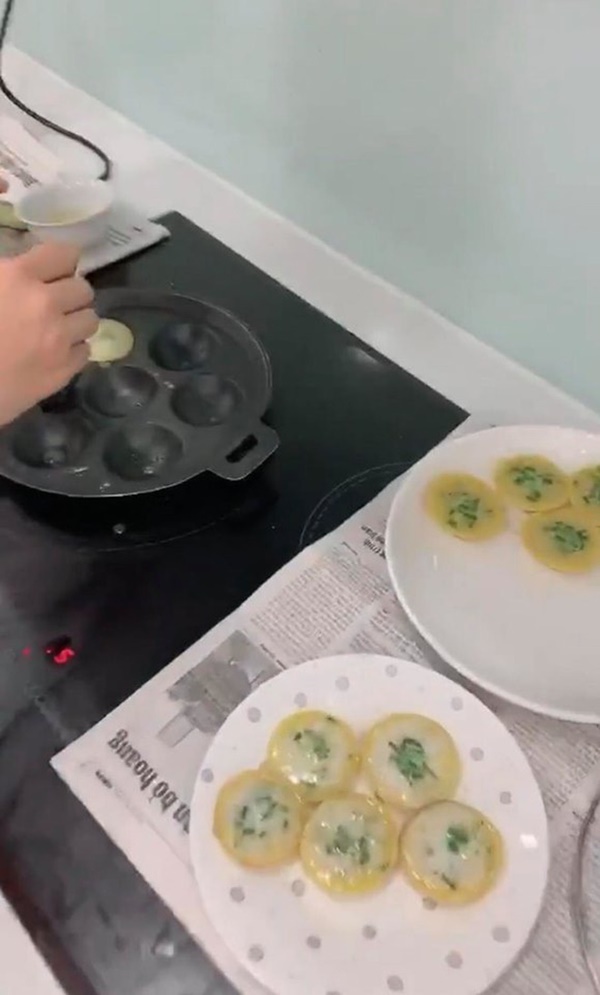 Ăn bánh khọt ngọt kiểu miền Tây, Ngọc Trinh chấm với nước cốt dừa mix”… hành lá-2