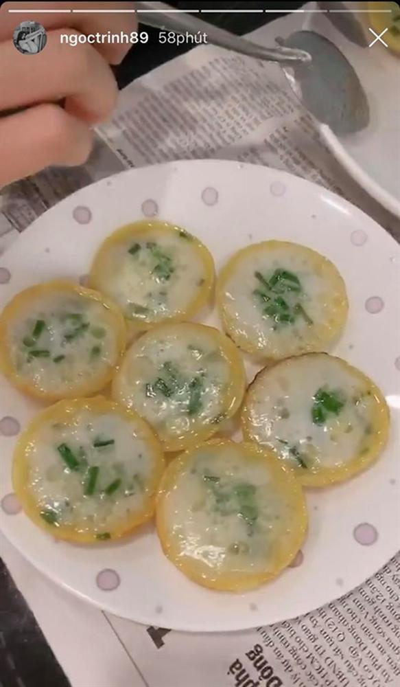 Ăn bánh khọt ngọt kiểu miền Tây, Ngọc Trinh&nbsp;chấm với nước cốt dừa mix”… hành lá-3