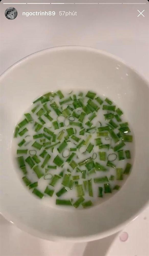 Ăn bánh khọt ngọt kiểu miền Tây, Ngọc Trinh&nbsp;chấm với nước cốt dừa mix”… hành lá-4