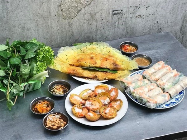 Ăn bánh khọt ngọt kiểu miền Tây, Ngọc Trinh&nbsp;chấm với nước cốt dừa mix”… hành lá-5