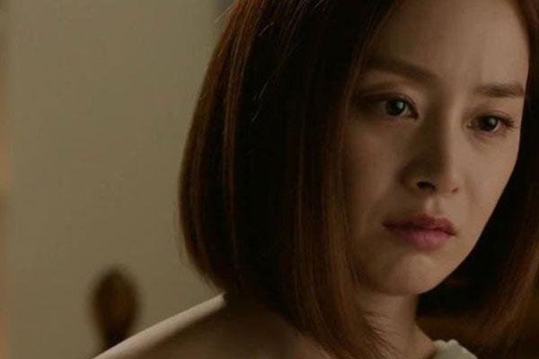 Giữa lúc chồng bị tai nạn nằm viện thì tôi tình cờ gặp lại người cũ, để rồi về nhà mở túi xách tôi choáng váng nhìn thấy số tiền anh lén để vào-2