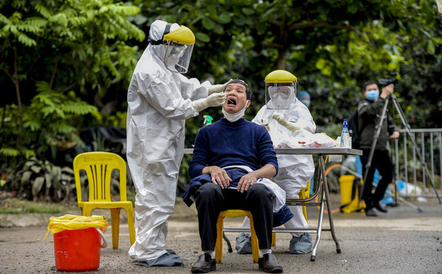 Ảnh: Cận cảnh lấy mẫu dịch xét nghiệm SARS-CoV-2 tại chỗ cho 41 F1, nơi bệnh nhân 243 sinh sống ở Hà Nội-1