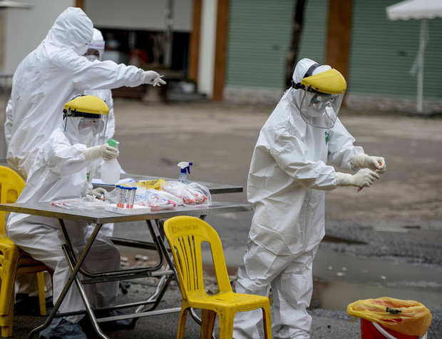 Ảnh: Cận cảnh lấy mẫu dịch xét nghiệm SARS-CoV-2 tại chỗ cho 41 F1, nơi bệnh nhân 243 sinh sống ở Hà Nội-2