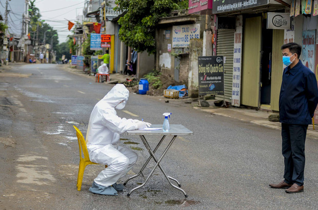 Ảnh: Cận cảnh lấy mẫu dịch xét nghiệm SARS-CoV-2 tại chỗ cho 41 F1, nơi bệnh nhân 243 sinh sống ở Hà Nội-3