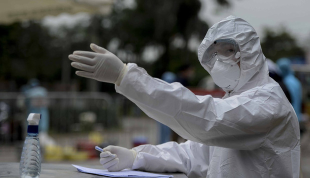 Ảnh: Cận cảnh lấy mẫu dịch xét nghiệm SARS-CoV-2 tại chỗ cho 41 F1, nơi bệnh nhân 243 sinh sống ở Hà Nội-5