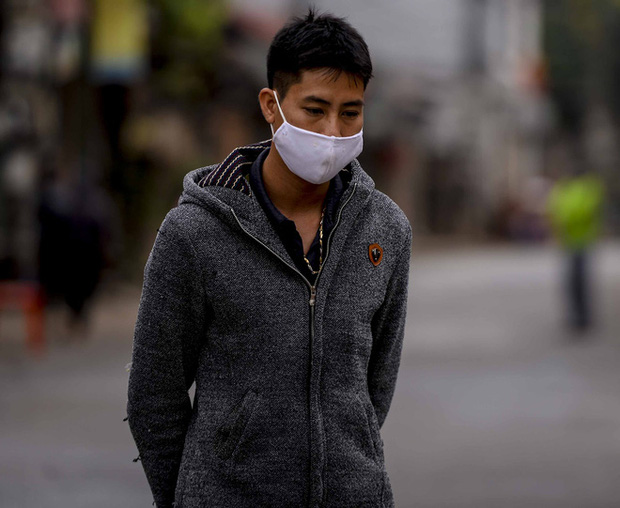 Ảnh: Cận cảnh lấy mẫu dịch xét nghiệm SARS-CoV-2 tại chỗ cho 41 F1, nơi bệnh nhân 243 sinh sống ở Hà Nội-6