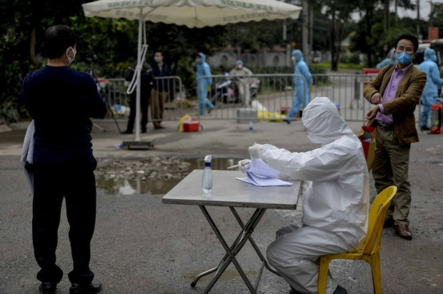 Ảnh: Cận cảnh lấy mẫu dịch xét nghiệm SARS-CoV-2 tại chỗ cho 41 F1, nơi bệnh nhân 243 sinh sống ở Hà Nội-7