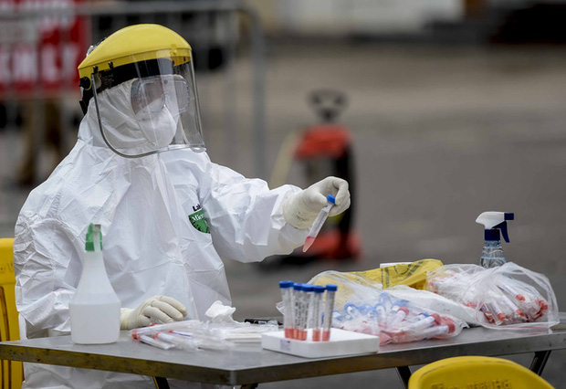 Ảnh: Cận cảnh lấy mẫu dịch xét nghiệm SARS-CoV-2 tại chỗ cho 41 F1, nơi bệnh nhân 243 sinh sống ở Hà Nội-8