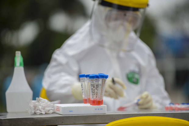 Ảnh: Cận cảnh lấy mẫu dịch xét nghiệm SARS-CoV-2 tại chỗ cho 41 F1, nơi bệnh nhân 243 sinh sống ở Hà Nội-10