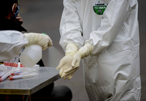 Ảnh: Cận cảnh lấy mẫu dịch xét nghiệm SARS-CoV-2 tại chỗ cho 41 F1, nơi bệnh nhân 243 sinh sống ở Hà Nội-11