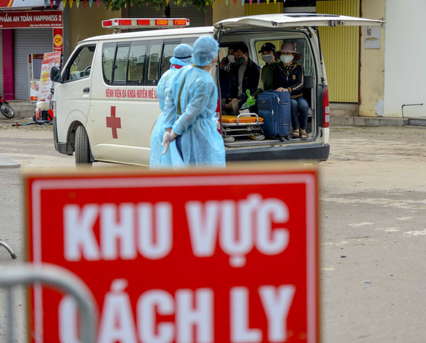 Ảnh: Cận cảnh lấy mẫu dịch xét nghiệm SARS-CoV-2 tại chỗ cho 41 F1, nơi bệnh nhân 243 sinh sống ở Hà Nội-12