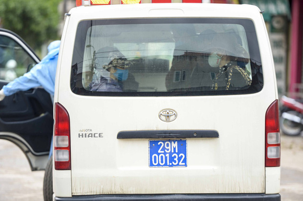 Ảnh: Cận cảnh lấy mẫu dịch xét nghiệm SARS-CoV-2 tại chỗ cho 41 F1, nơi bệnh nhân 243 sinh sống ở Hà Nội-13