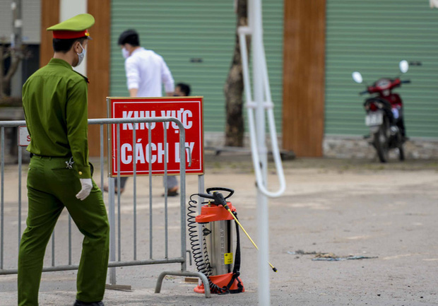 Ảnh: Cận cảnh lấy mẫu dịch xét nghiệm SARS-CoV-2 tại chỗ cho 41 F1, nơi bệnh nhân 243 sinh sống ở Hà Nội-14