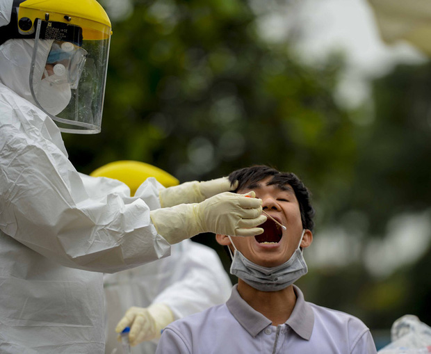 Ảnh: Cận cảnh lấy mẫu dịch xét nghiệm SARS-CoV-2 tại chỗ cho 41 F1, nơi bệnh nhân 243 sinh sống ở Hà Nội-9