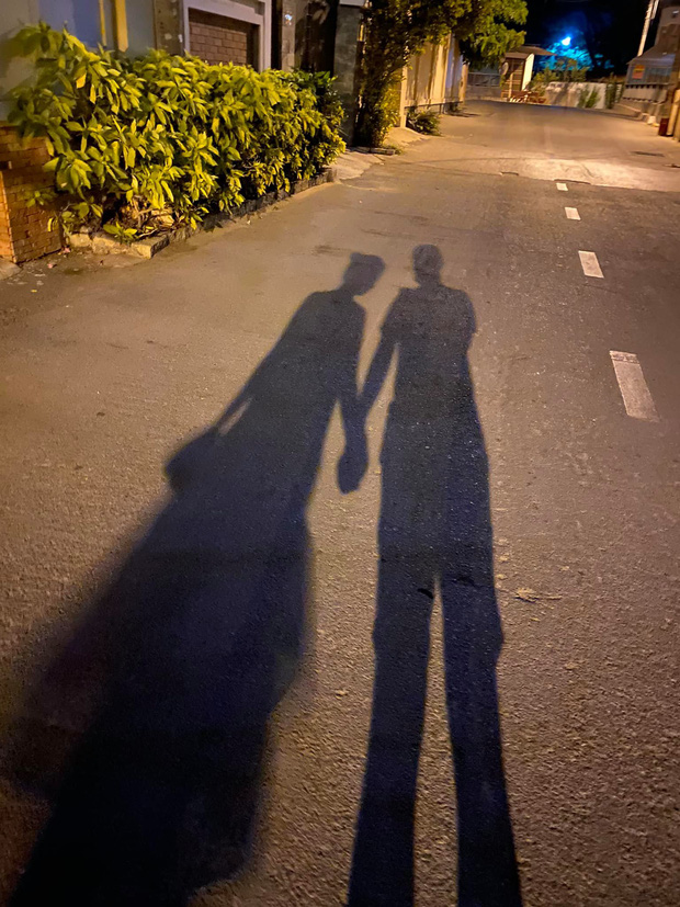 MC Vân Hugo lần đầu khoe ảnh hạnh phúc bên bạn trai, nhưng sao lại che chắn kỹ lưỡng thế này?-2