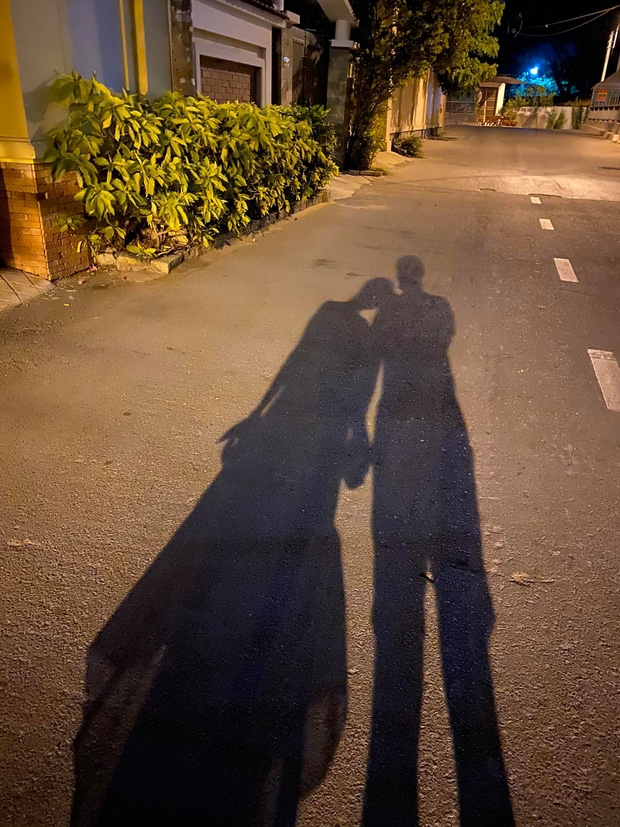 MC Vân Hugo lần đầu khoe ảnh hạnh phúc bên bạn trai, nhưng sao lại che chắn kỹ lưỡng thế này?-1