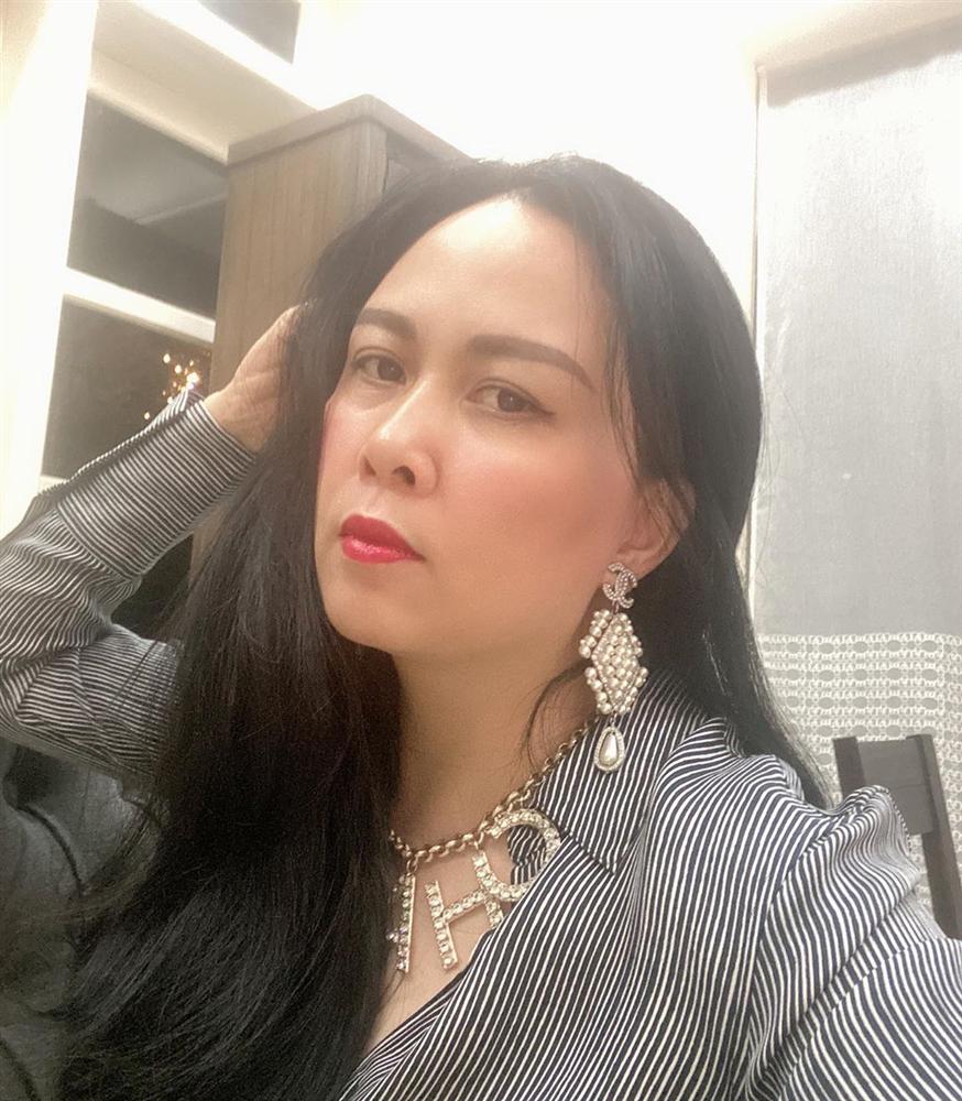 Ngược đời như Phượng Chanel: Đi sự kiện thì tác phong luộm thuộm, ở nhà cách ly thì làm tóc, lên đồ lồng lộn-3