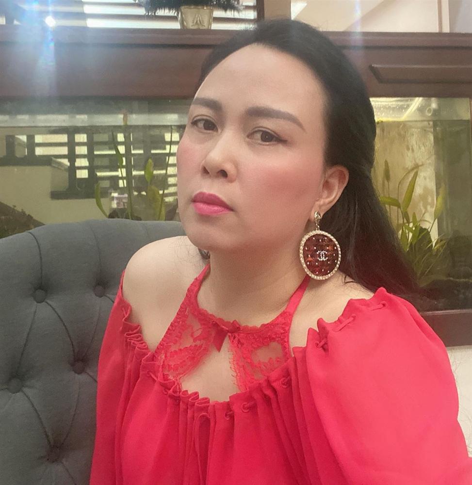 Ngược đời như Phượng Chanel: Đi sự kiện thì tác phong luộm thuộm, ở nhà cách ly thì làm tóc, lên đồ lồng lộn-4