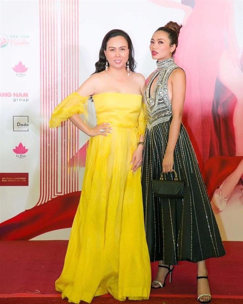 Ngược đời như Phượng Chanel: Đi sự kiện thì tác phong luộm thuộm, ở nhà cách ly thì làm tóc, lên đồ lồng lộn-5