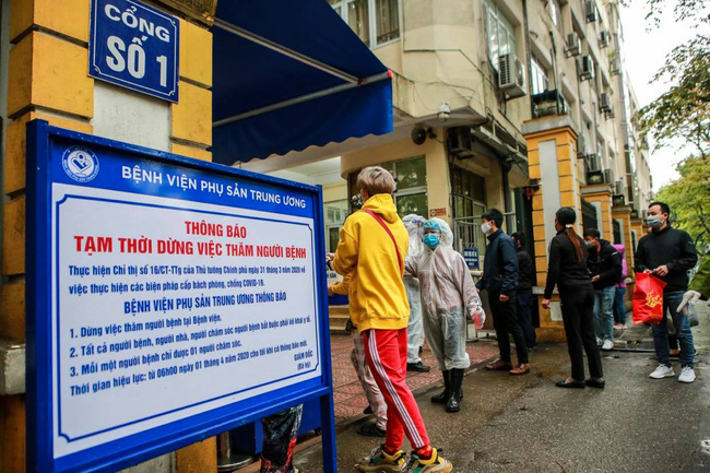 Ảnh: Bệnh viện Phụ sản Trung ương lập chốt sàng lọc, khai báo Covid-19 cho sản phụ và người thân-2