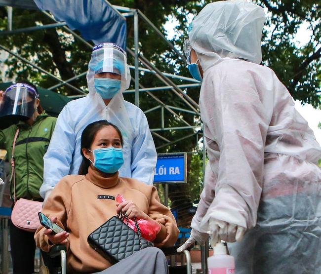 Ảnh: Bệnh viện Phụ sản Trung ương lập chốt sàng lọc, khai báo Covid-19 cho sản phụ và người thân-4