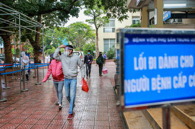 Ảnh: Bệnh viện Phụ sản Trung ương lập chốt sàng lọc, khai báo Covid-19 cho sản phụ và người thân-8