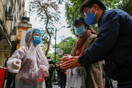 Ảnh: Bệnh viện Phụ sản Trung ương lập chốt sàng lọc, khai báo Covid-19 cho sản phụ và người thân