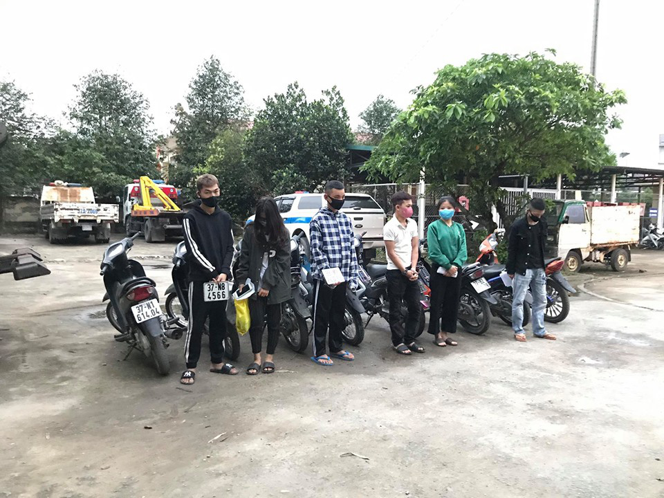 Bất chấp lệnh cấm, nhóm nam nữ thanh, thiếu niên đi xe máy dàn hàng ngang, lạng lách-1