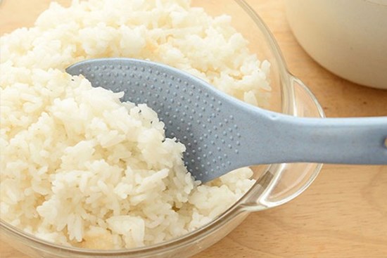 Ngày nào cũng dùng muôi xới cơm nhưng chấm nhỏ tác dụng gì thì không phải ai cũng biết