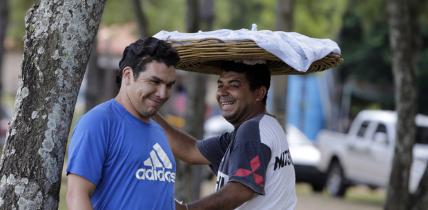 Cuộc đời bi đát của một siêu sao, đang trên đường tới MU thì ăn đạn rồi nhanh chóng bị ruồng bỏ và trở thành gã bán bánh mỳ dạo-5