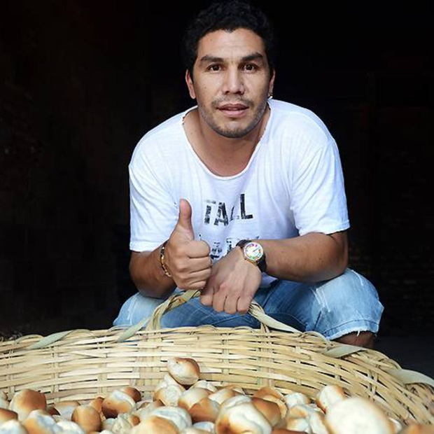 Cuộc đời bi đát của một siêu sao, đang trên đường tới MU thì ăn đạn rồi nhanh chóng bị ruồng bỏ và trở thành gã bán bánh mỳ dạo-4