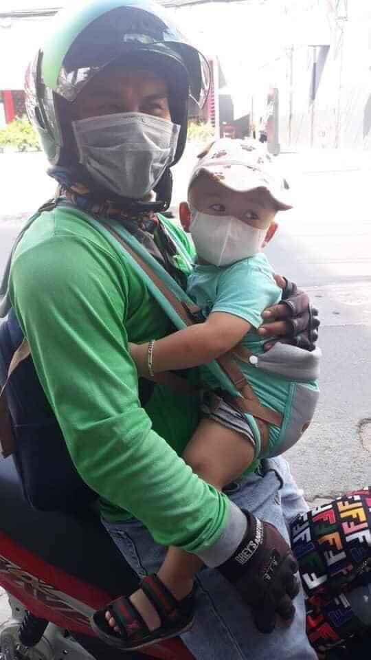 Ông bố ôm con đi chạy xe ôm, lý do phía sau được tiết lộ khiến nhiều người xúc động-2