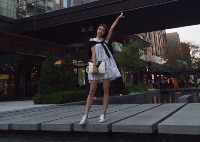 Vợ kém 17 tuổi của So Ji Sub thích mặc váy bó sát khoe dáng thon gọn-11