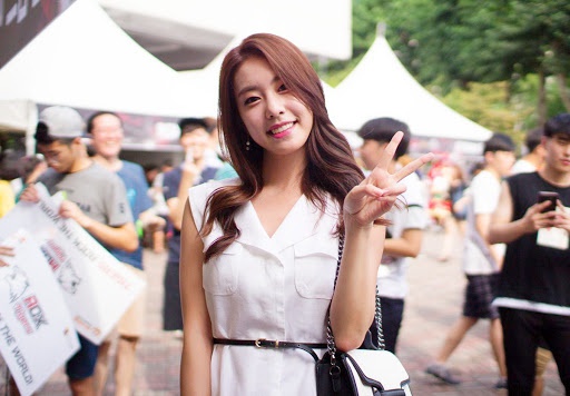 Vợ kém 17 tuổi của So Ji Sub thích mặc váy bó sát khoe dáng thon gọn-2