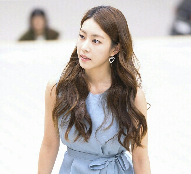 Vợ kém 17 tuổi của So Ji Sub thích mặc váy bó sát khoe dáng thon gọn-3