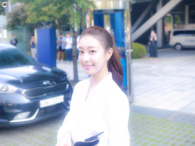 Vợ kém 17 tuổi của So Ji Sub thích mặc váy bó sát khoe dáng thon gọn-8