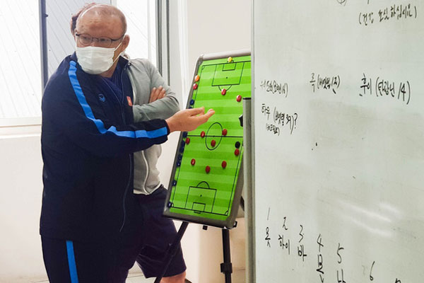 Vì sao HLV Park Hang-seo không bị giảm lương dù doanh thu của cơ quan chủ quản sụt giảm trong mùa dịch?-6