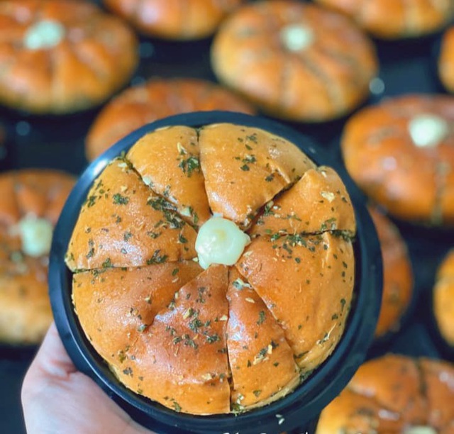 Ở nhà dài ngày, chị em vét” sạch bột mì ngoài chợ làm bánh mì bơ tỏi bán đắt hàng-1