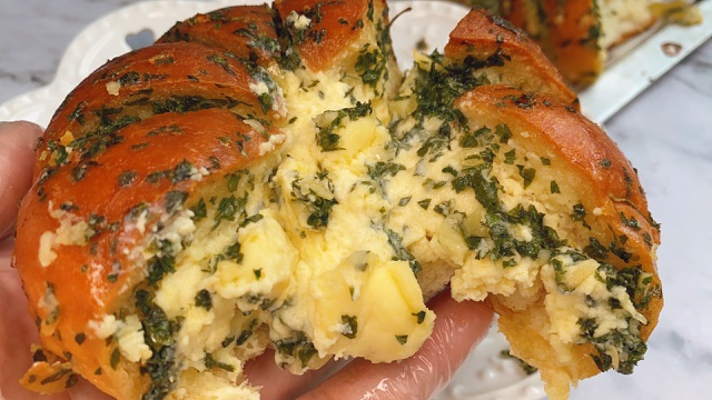 Ở nhà dài ngày, chị em vét” sạch bột mì ngoài chợ làm bánh mì bơ tỏi bán đắt hàng-2