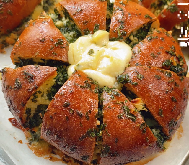 Ở nhà dài ngày, chị em vét” sạch bột mì ngoài chợ làm bánh mì bơ tỏi bán đắt hàng-3