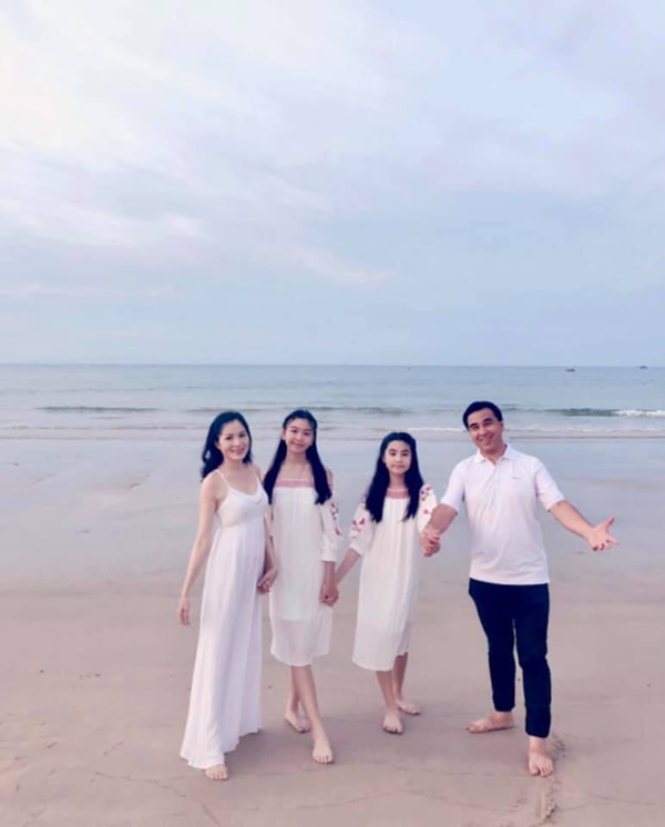 MC Quyền Linh bị dìm chiều cao khi đứng cạnh con gái, bảo sao Lọ Lem ngày càng hot như vậy-8