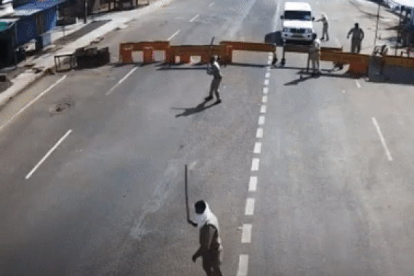 Cảnh sát ném gậy, ôtô vẫn phóng nhanh vượt chốt phong tỏa