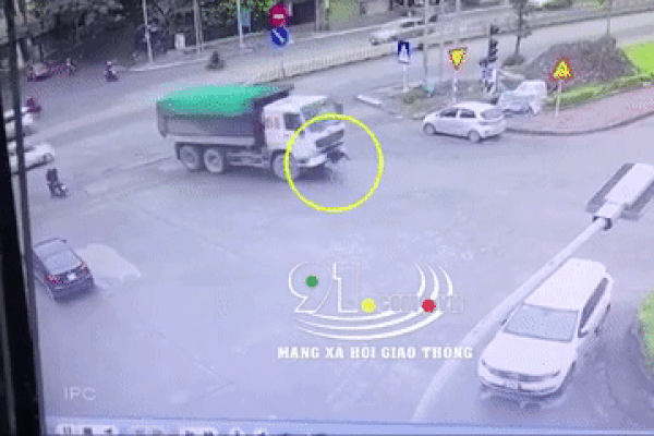 CLIP: Bị ô tô đụng ngã lộn xuống ao, người đàn ông bỏ xe trèo ngay lên bờ để bắt vạ-1