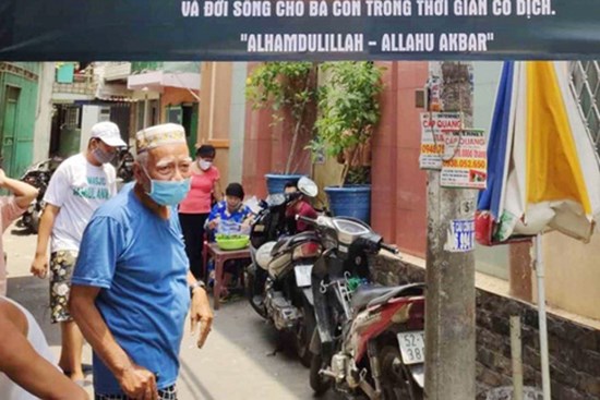 Nỗi khổ bị hiểu lầm đang cách ly vẫn đi lễ 5 lần/ngày của bệnh nhân 100: 