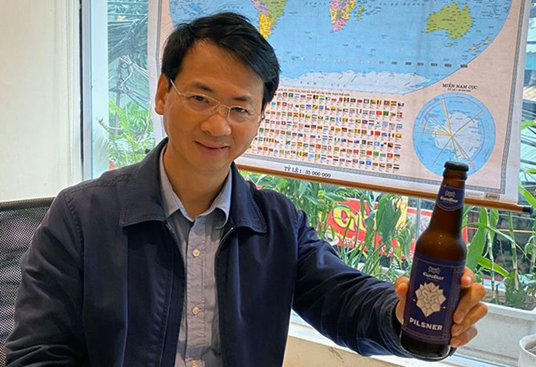 Sếp tổng ở ẩn làm nông, đi bán bia và... thi chống đẩy-2