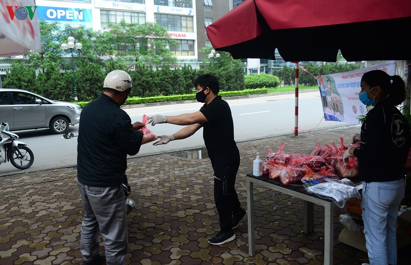 Kỳ lạ nhiều người đi xe ga, dân chung cư,... vẫn xuống xin đồ từ thiện-1