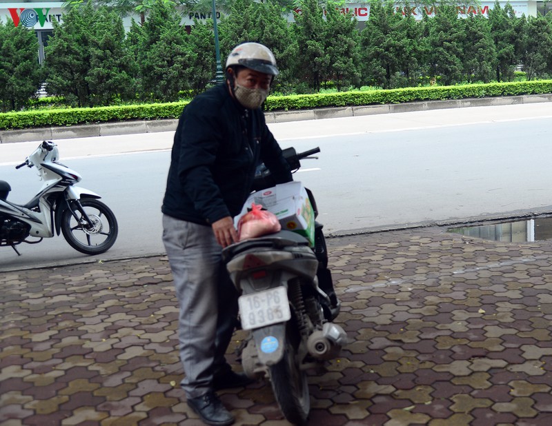 Kỳ lạ nhiều người đi xe ga, dân chung cư,... vẫn xuống xin đồ từ thiện-2